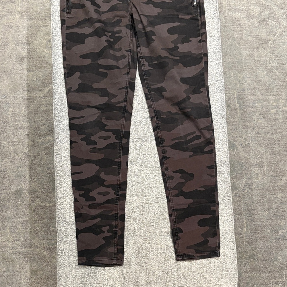 Democracy Black and Beige Label Detail